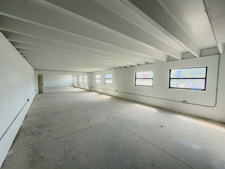 More Photos Of 12925 N 49th St, Clearwater Warehouse For Lease