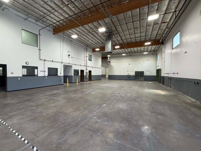 More Photos Of 5 Airpark Vista Blvd, Dayton Manufacturing For Lease
