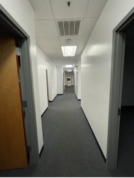 More Photos Of 615 McGee Rd, Anderson Showroom For Lease