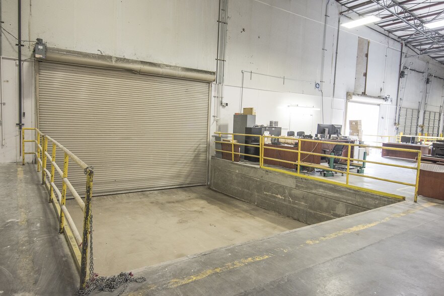 More Photos Of 100 Gardner Park, Peachtree City Warehouse For Lease