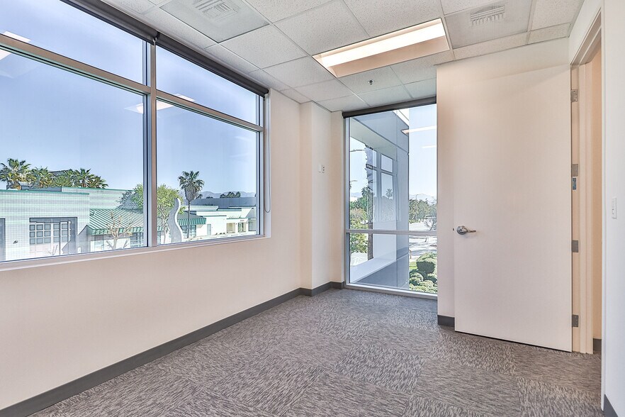 More Photos Of 14350 Arminta St, Panorama City Manufacturing For Lease