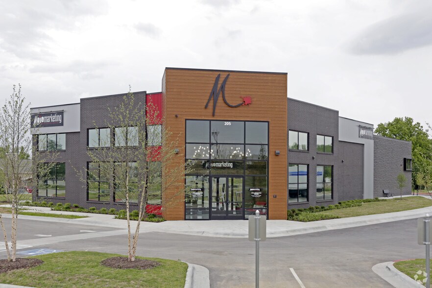More Photos Of 205 SE 22nd St, Bentonville Office For Sale