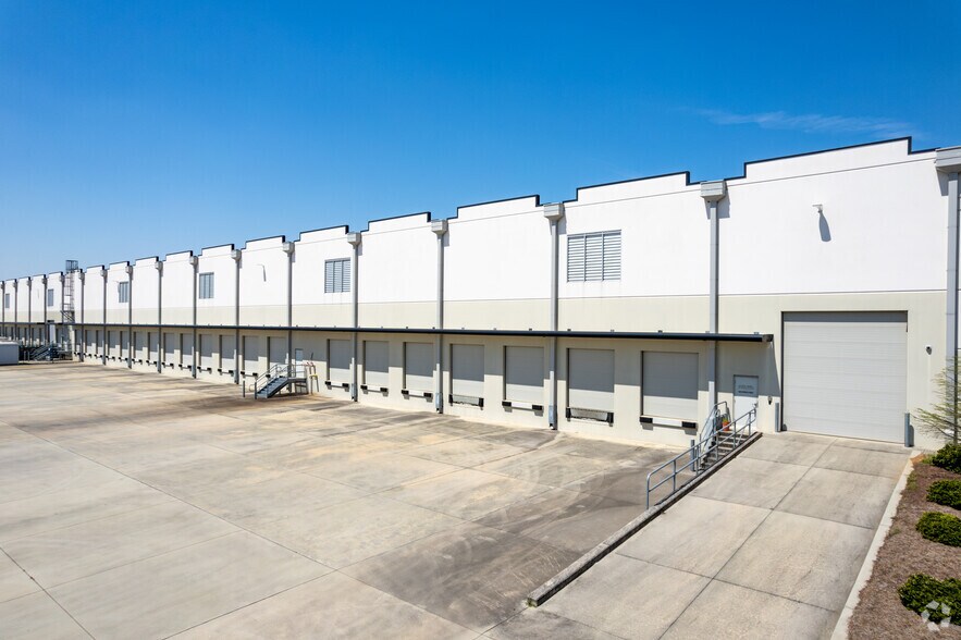 More Photos Of 475 Riverside Pky, Lithia Springs Warehouse For Lease