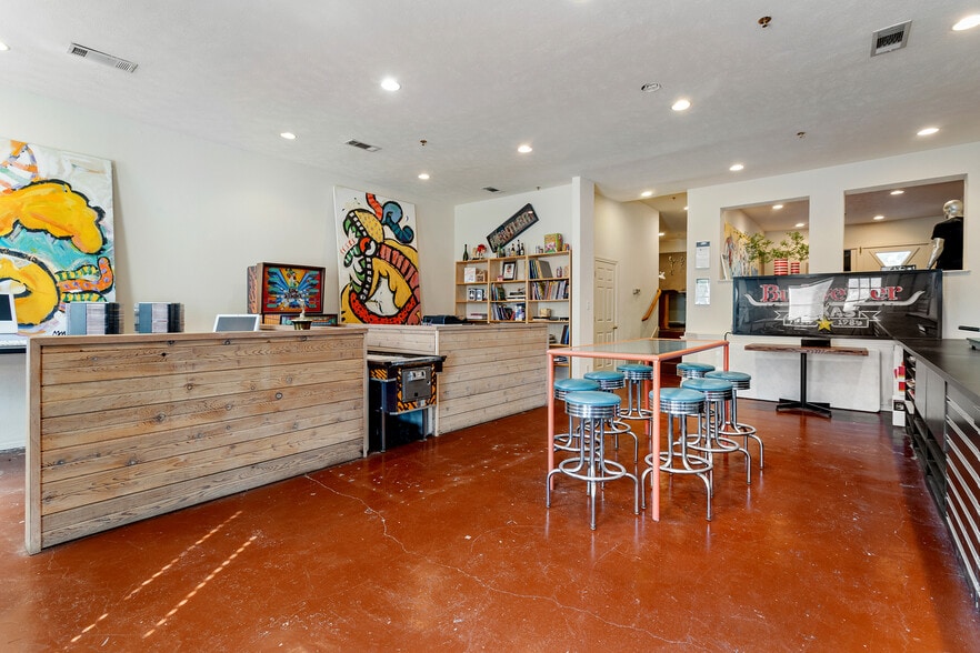 More Photos Of 4819 Broadway St, Addison Office Residential For Lease