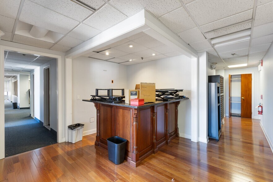 More Photos Of 19-25 Main St, Hartford Office Residential For Sale