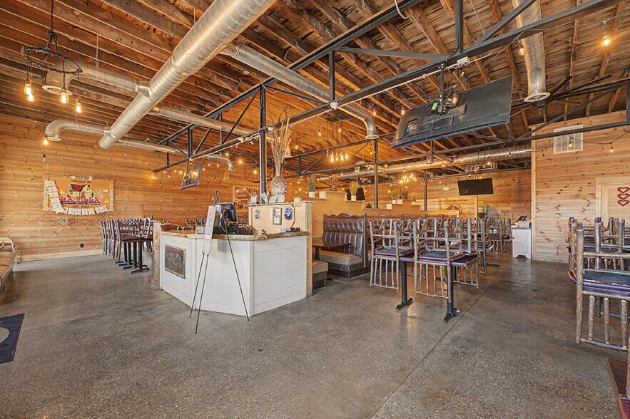 More Photos Of 111 W Bean St, Lincoln General Retail For Sale