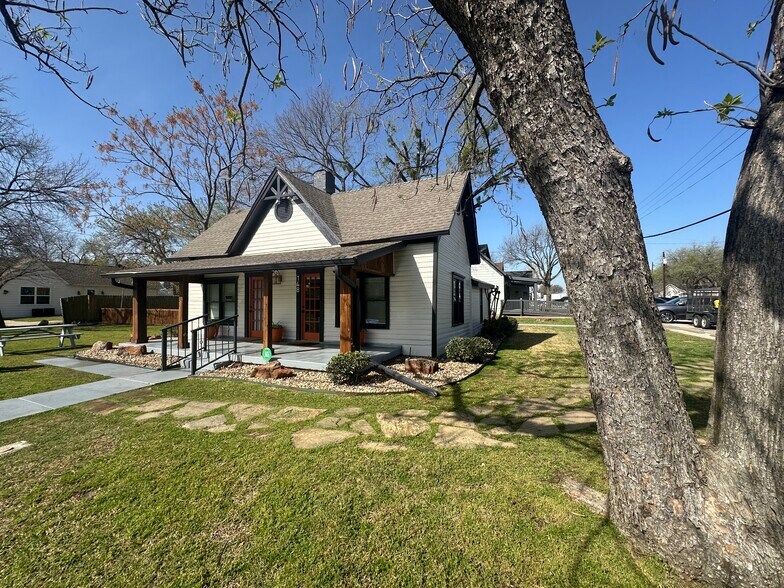 More Photos Of 148 Elm St, Keller Freestanding For Sale