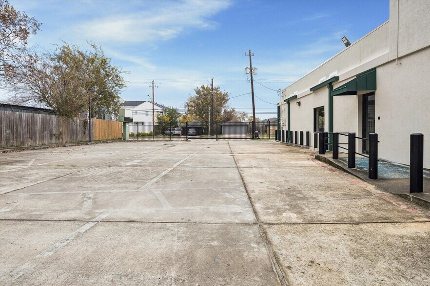 More Photos Of 4901 Yale St, Houston Office For Sale
