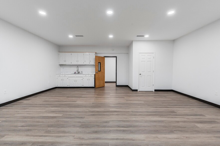 More Photos Of 10401 Fm 1902, Crowley Showroom For Sale