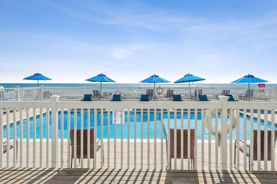 More Photos Of 84 S Emerson Ave, Montauk Hotel For Sale