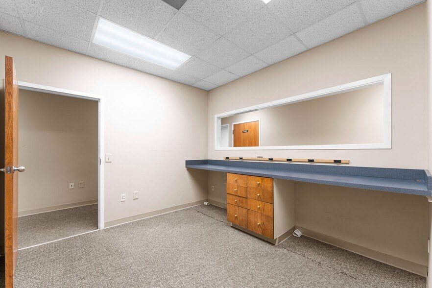 More Photos Of 642 Carpenter Ave, Mooresville Medical For Sale