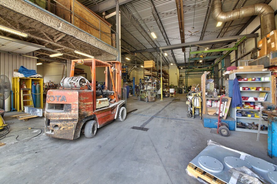 More Photos Of 130 Rue de l'Isère, Candiac Warehouse For Sale