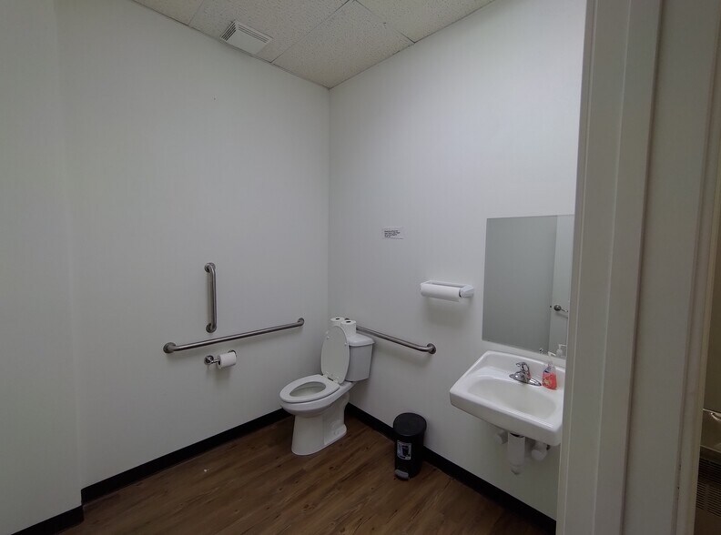 More Photos Of 1036 S Range Line Rd, Joplin Freestanding For Sale