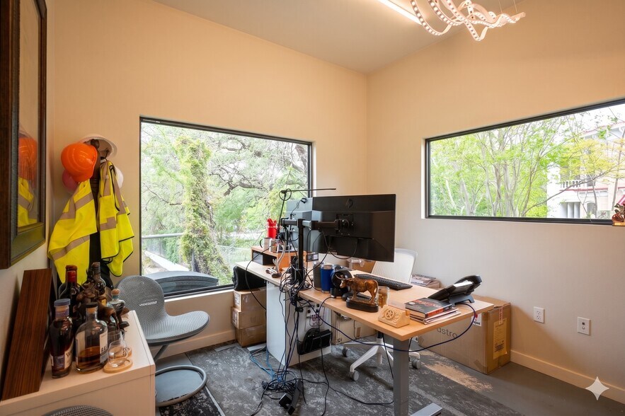 More Photos Of 612 Winflo Dr, Austin Office For Lease