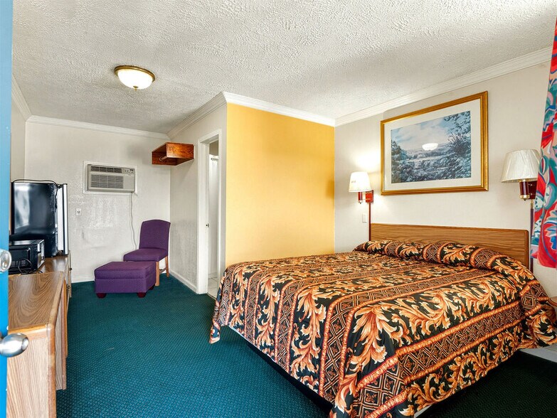 More Photos Of 1900 N Broadway Ave, Ada Hotel For Sale