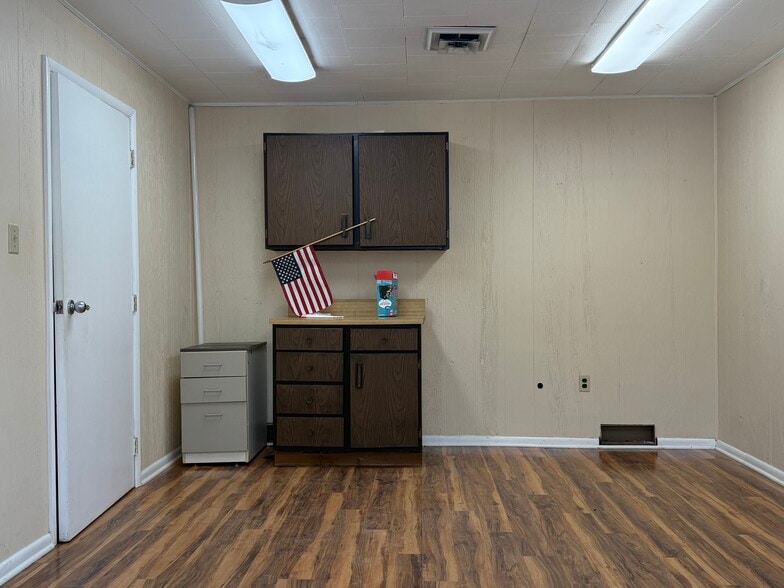 More Photos Of 8 Logan St, Carnegie Flex For Sale