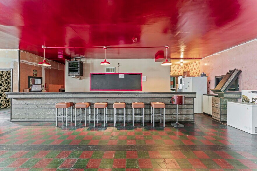 More Photos Of 105 Holbert Stretch, Dilliner Bar For Sale