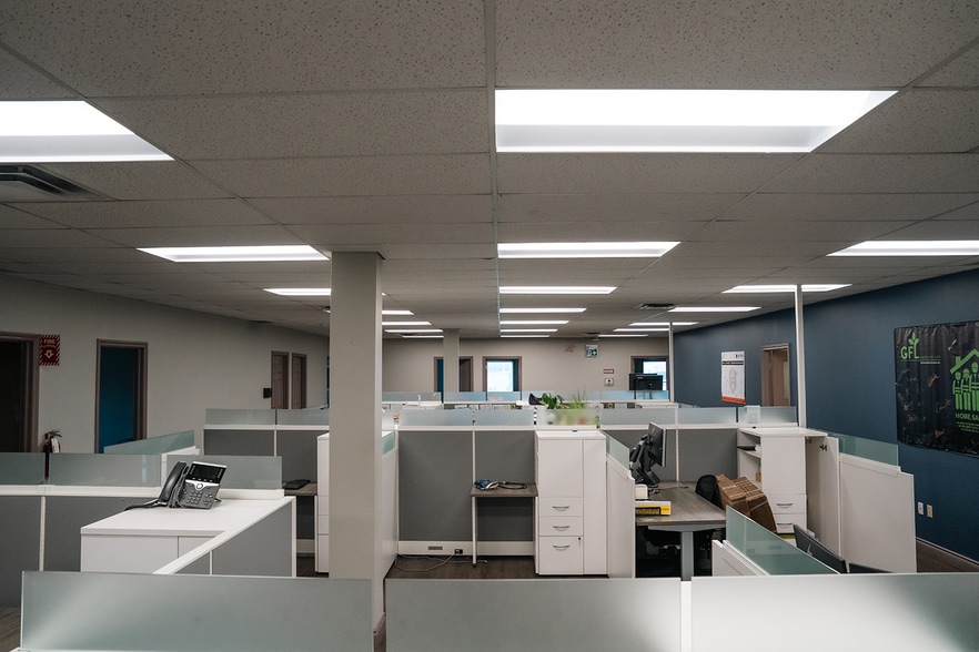 More Photos Of 200 Eastport Blvd, Hamilton Warehouse For Lease