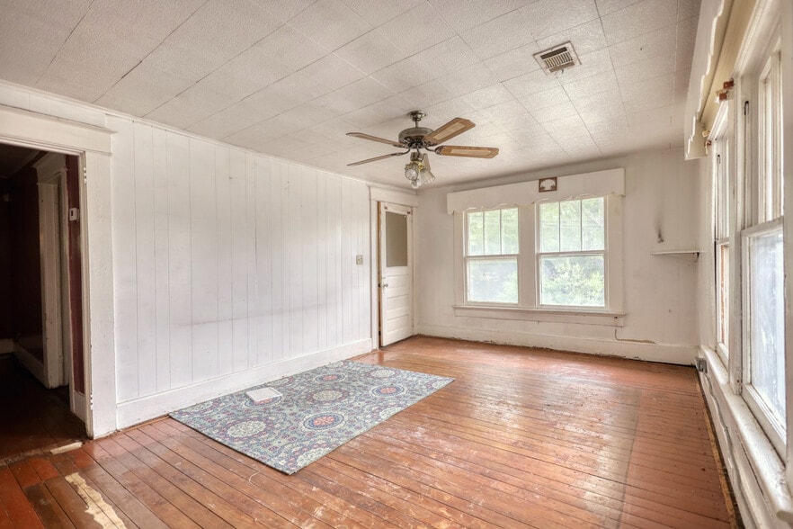 More Photos Of 510 S Camellia Blvd, Fort Valley Convenience Store For Sale