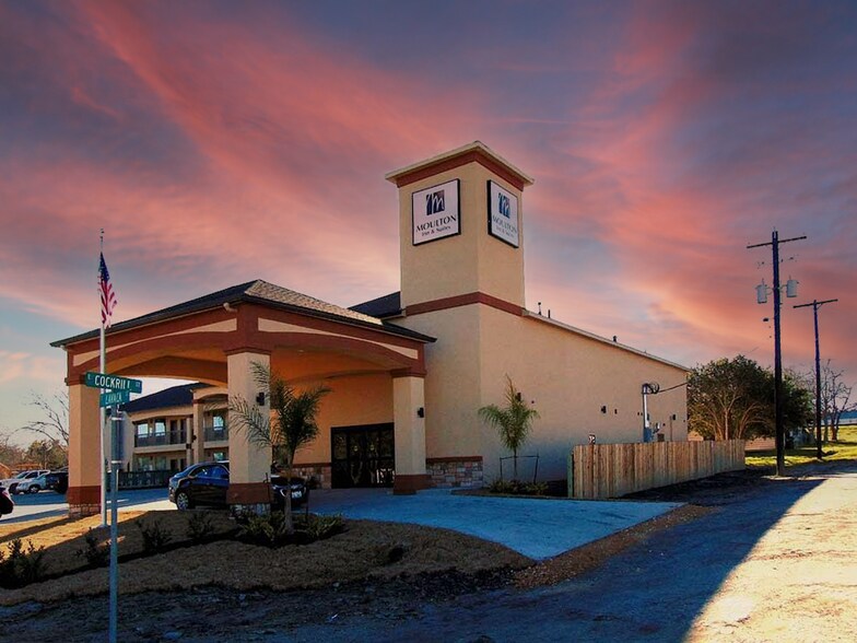 Primary Photo Of 200 S Lavaca, Moulton Hotel For Sale