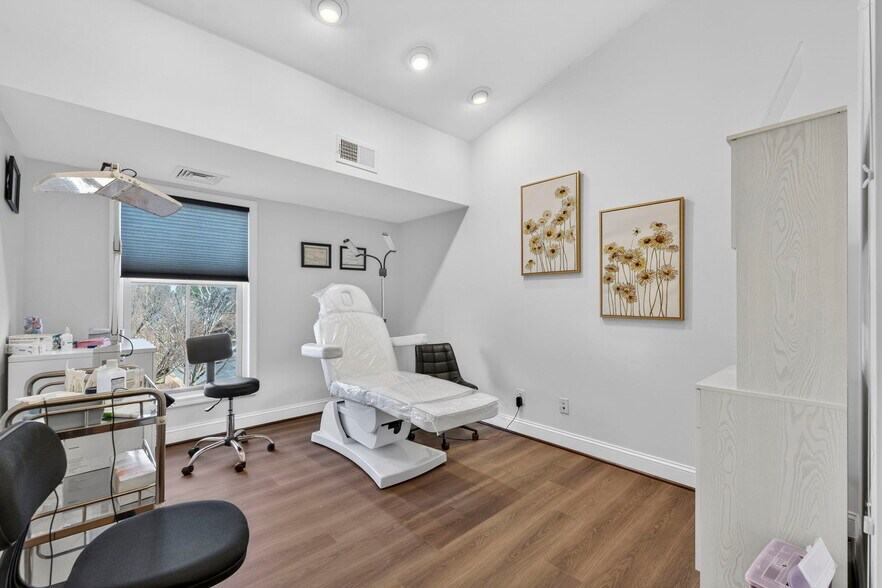 More Photos Of 10130-10134 Colvin Run Rd, Great Falls Medical For Lease