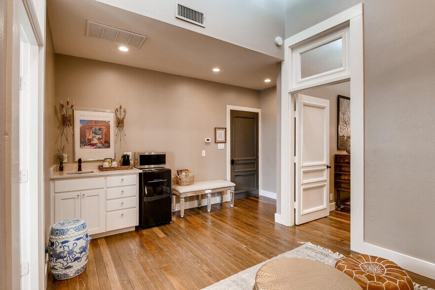 More Photos Of 706 S Austin Ave, Georgetown Storefront Retail Office For Lease