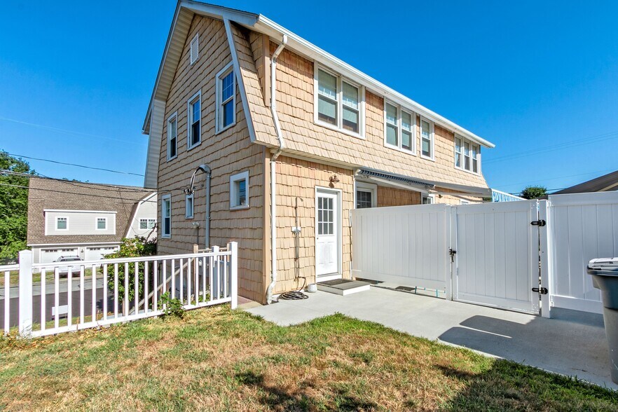 More Photos Of 35 Nehantic Dr, Niantic Storefront Retail Residential For Sale