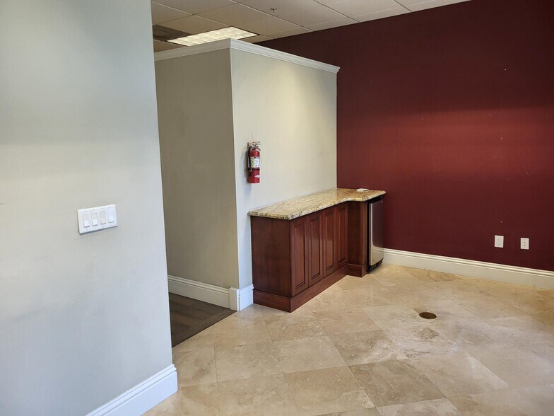 More Photos Of 1575 Pine Ridge Rd, Naples General Retail For Lease