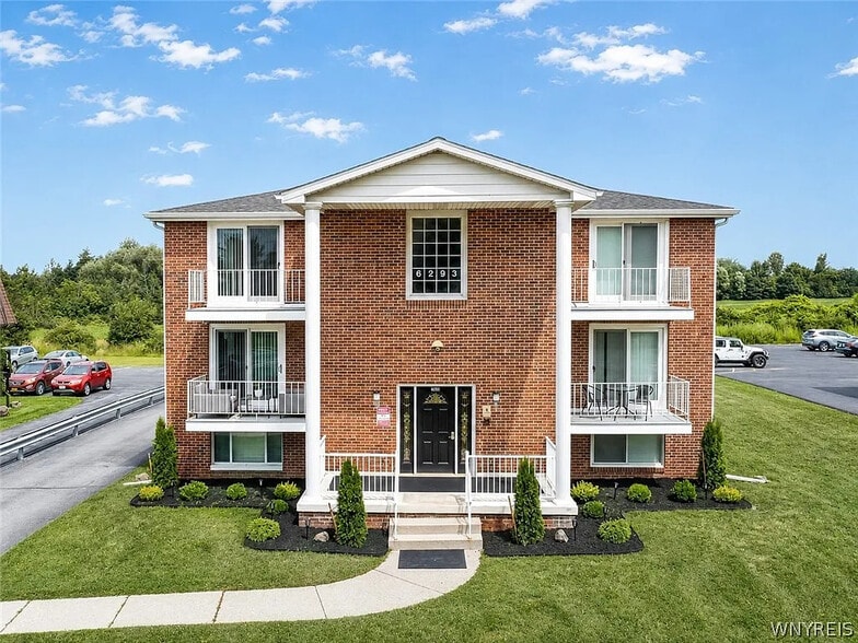 Primary Photo Of 6293 Robinson Rd, Lockport Apartments For Sale