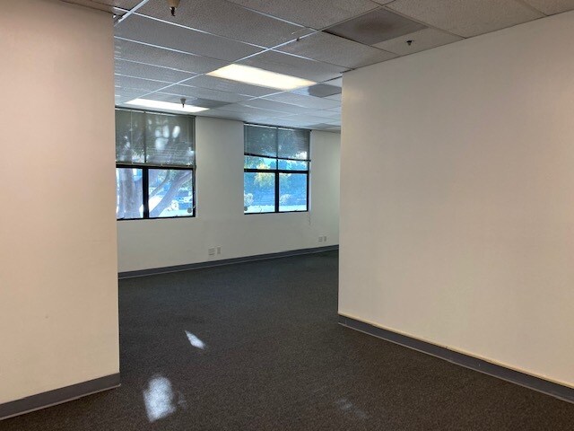 More Photos Of 2510 Main St, Santa Monica General Retail For Sale