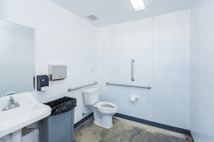 More Photos Of 2700 N Lake Valley Rd, Prescott Valley Light Manufacturing For Lease