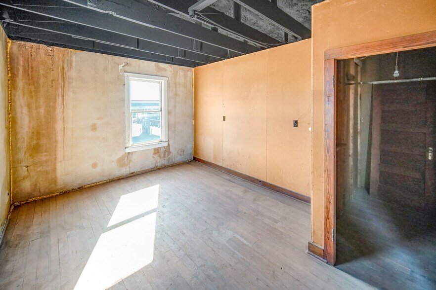 More Photos Of 111 E Dempsey St, Bryson General Retail For Lease