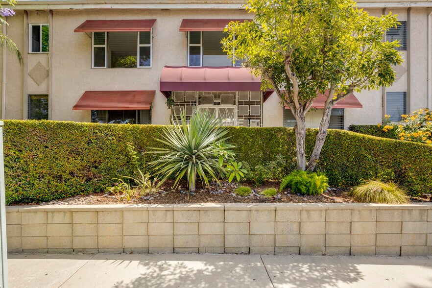 More Photos Of 900 N Orange Grove Ave, West Hollywood Apartments For Sale