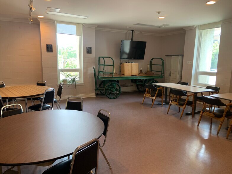 More Photos Of 330 Kent St, Ottawa General Retail For Sale