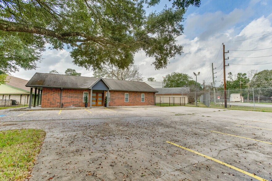 More Photos Of 5905 Treaschwig Rd, Spring Office For Lease