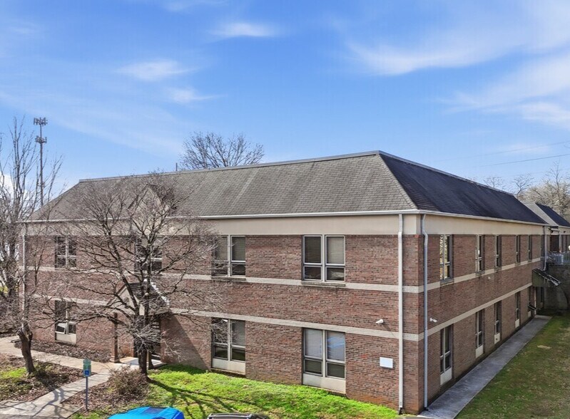 More Photos Of 3001 Lake Brook Blvd, Knoxville Office For Sale