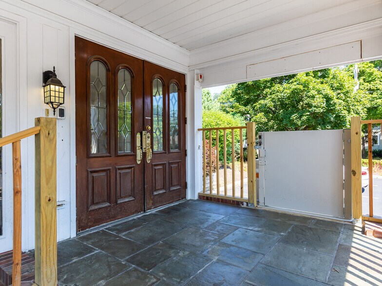 More Photos Of 301 W Roosevelt Rd, Wheaton Office For Lease