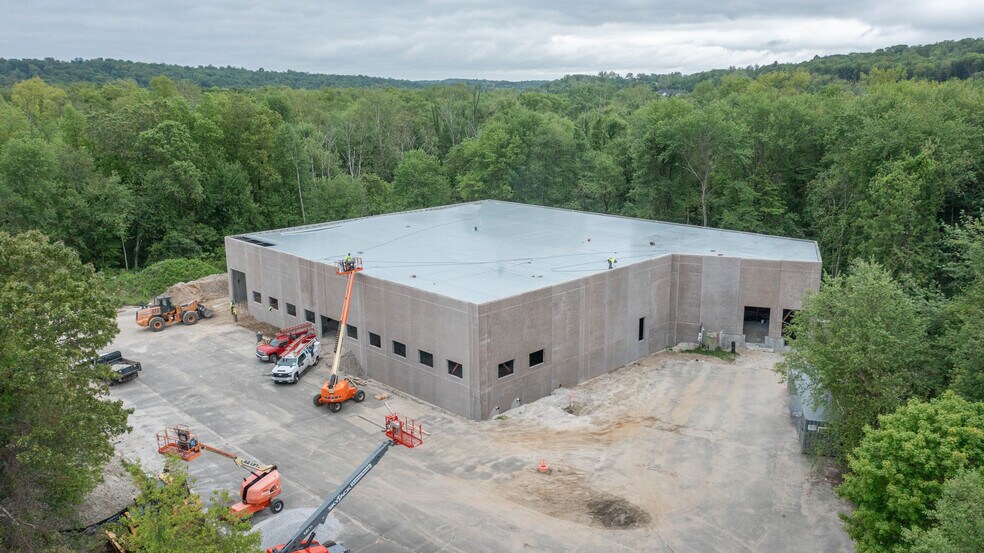 More Photos Of 113 Silvermine Rd, Brookfield Warehouse For Lease