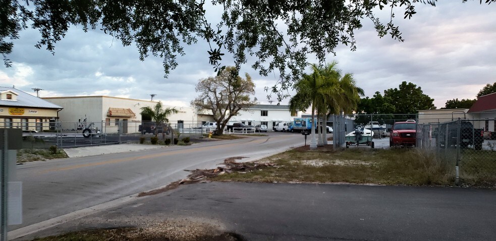 More Photos Of 1013-1017 SE 12th Ave, Cape Coral Industrial For Lease
