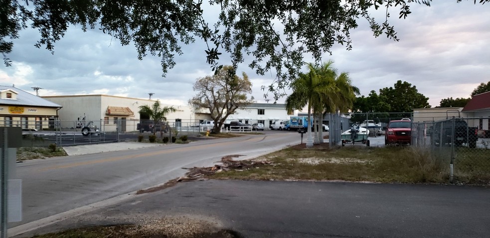 More Photos Of 1013-1017 SE 12th Ave, Cape Coral Industrial For Lease