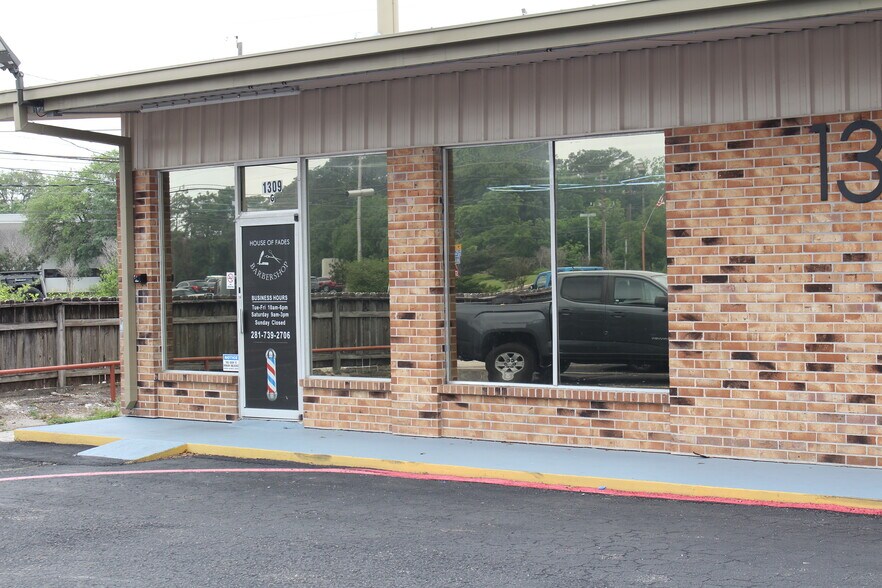 More Photos Of 1301-1309 Sandy Ln, Baytown General Retail For Sale