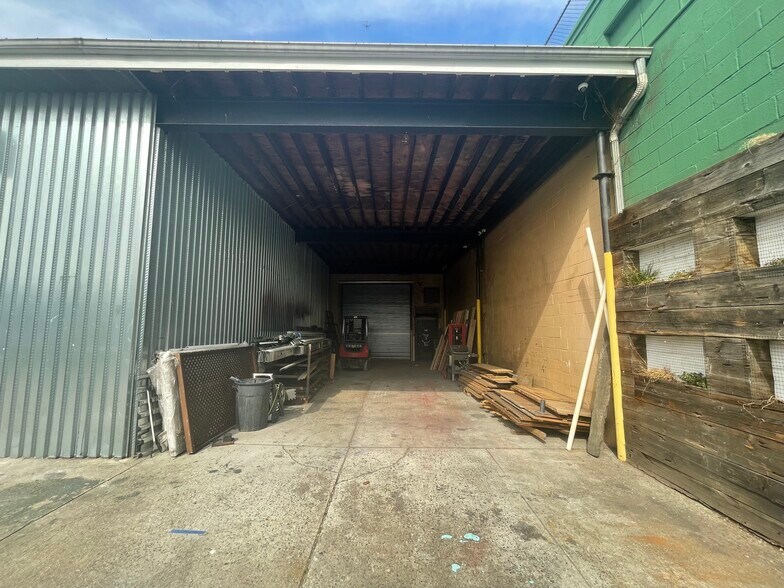 More Photos Of 18 Bay St, Brooklyn Light Manufacturing For Lease