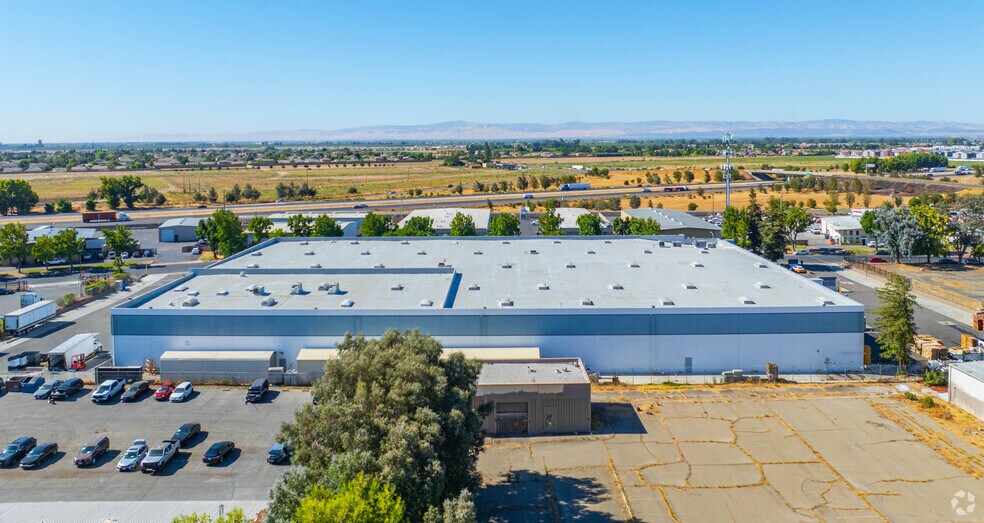 More Photos Of 1192 Vanderbilt Cir, Manteca Warehouse For Lease