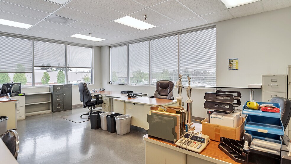 More Photos Of 7025 N Leadbetter Rd, Portland Service For Lease