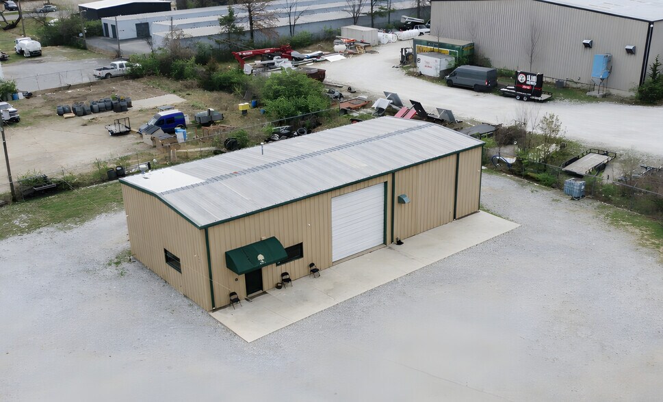 More Photos Of 609 W Poplar St, Fayetteville Warehouse For Lease