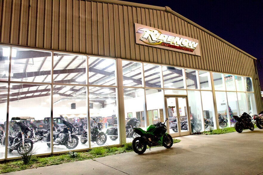 More Photos Of 14902 N Fwy Service Rd, Houston Freestanding For Lease