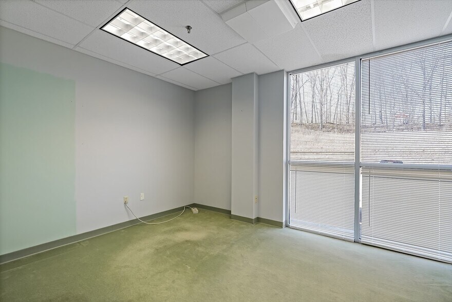 More Photos Of 192 Route 117 by Pass Rd, Bedford Hills Storefront For Lease