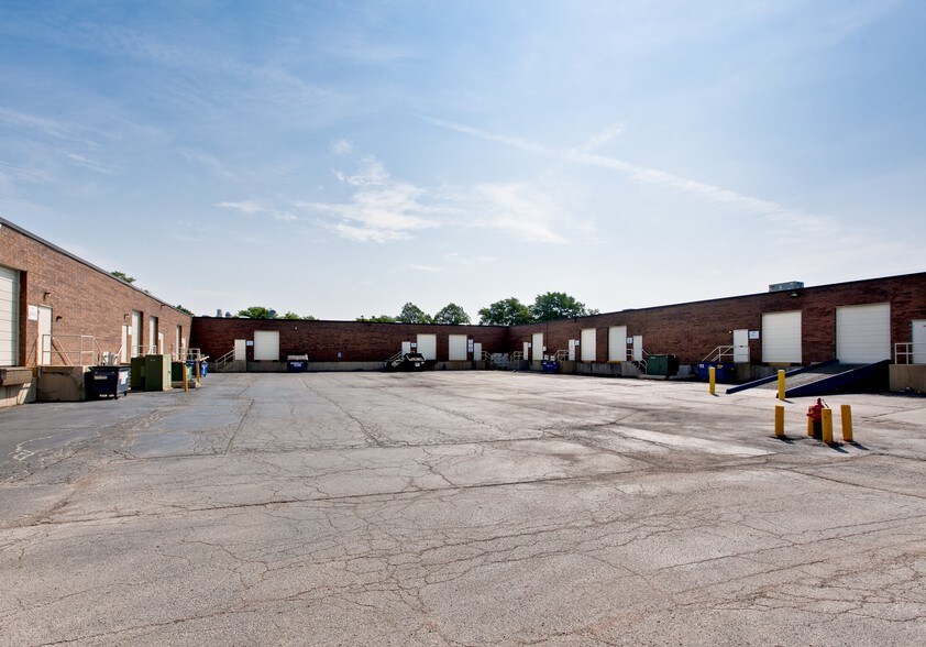 More Photos Of 1050-1098 N Tower Ln, Bensenville Flex For Lease