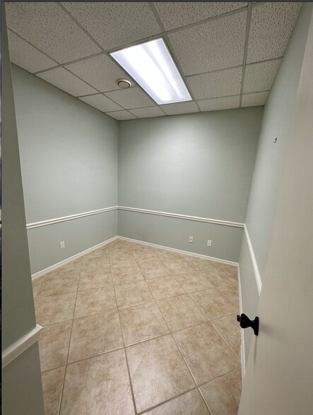 More Photos Of 501 Goodlette Rd N, Naples Office For Lease