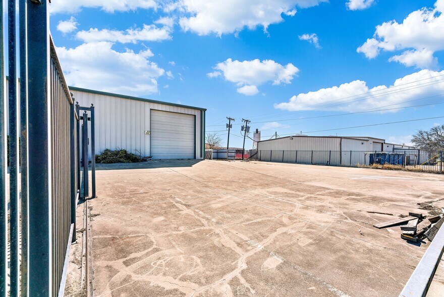 More Photos Of 4300 Garland Dr, Haltom City Warehouse For Lease